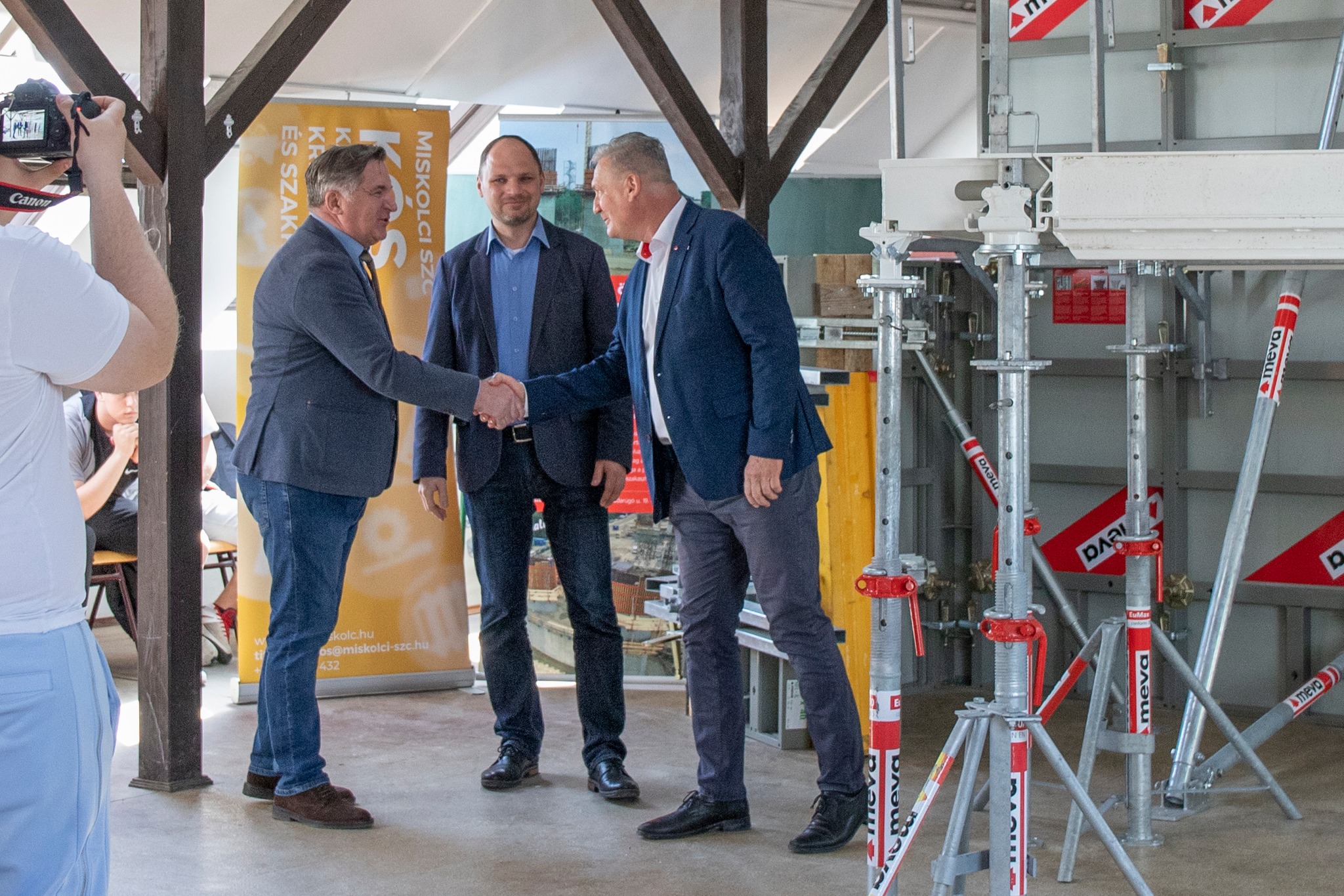 A Miskolci SZC Kós Károly Építőipari, Kreatív Technikum és Szakképző Iskola számára a MEVA Zsalurendszerek Zrt. egy több millió forint értékű zsalurendszer csomagot ajánlott fel, amely jelentős segítséget nyújt a tanulóknak az oktatási folyamatban és a vizsgáztatások lebonyolításában. 